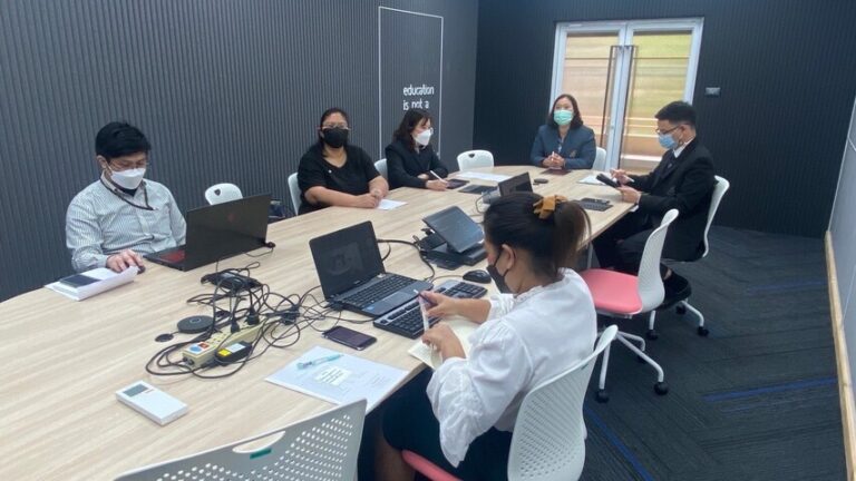 ผู้ช่วยศาสตราจารย์ ดร.วีณัฐ สกุลหอม คณบดีคณะครุศาสตร์ เป็นประธานการประชุมคณะกรรมการพิจารณาโครงการอบรมและบริการวิชาการ