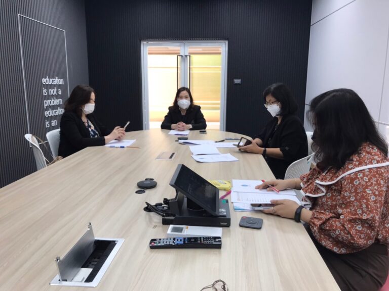 ผู้ช่วยศาสตราจารย์นิศารัตน์ อิสระมโนรส รองคณบดีฝ่ายวิชาการ คณะครุศาสตร์ มหาวิทยาลัยสวนดุสิต เป็นประธานการประชุมพิจารณาการจัดทำ (ร่าง) มคอ.3 บูรณาการ OBE (Outcome – Based Education)