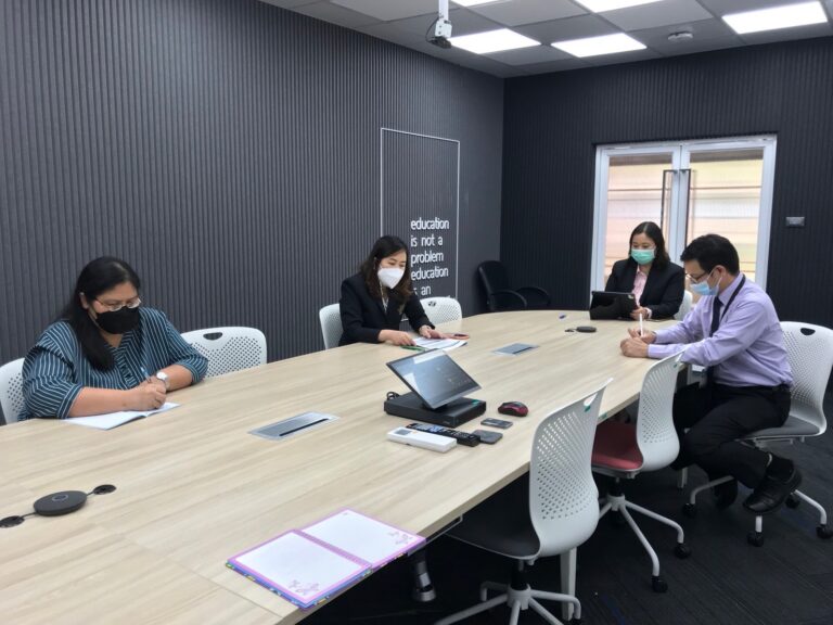 ผู้ช่วยศาสตราจารย์ ดร.วีณัฐ  สกุลหอม คณบดีคณะครุศาสตร์ เป็นประธานการประชุมโครงการวิจัยของคณะครุศาสตร์ ประจำเดือนมีนาคม 2565 (ครั้งที่ 1/2565)