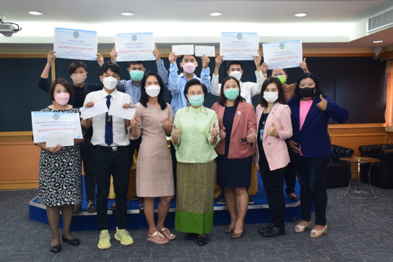 อาจารย์ นักศึกษา หลักสูตรประกาศนียบัตรบัณฑิต สาขาล่ามภาษามือ และบุคลากรฝ่ายบริการสนับสนุนนักศึกษาพิการเรียนร่วม DSS คณะครุศาสตร์  รับมอบเงินสนับสนุน