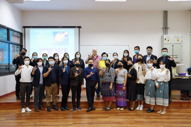 หลักสูตรประกาศนียบัตรบัณฑิต สาขาวิชาล่ามภาษามือ คณะครุศาสตร์ มหาวิทยาลัยสวนดุสิต และ มูลนิธิอนุเคราะห์คนหูหนวก ในพระบรมราชินูปถัมภ์ จัดอบรมเสริมความรู้และทักษะการใช้ภาษามืออเมริกัน (American Sign Language : ASL)