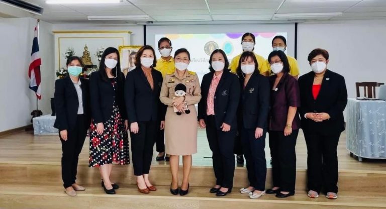 ผู้ช่วยศาสตราจารย์ ดร.วีณัฐ สกุลหอม คณบดีคณะครุศาสตร์ ผู้ช่วยศาสตราจารย์นิศารัตน์ อิสระมโนรส รองคณบดีฝ่ายวิชาการและการประกันคุณภาพ