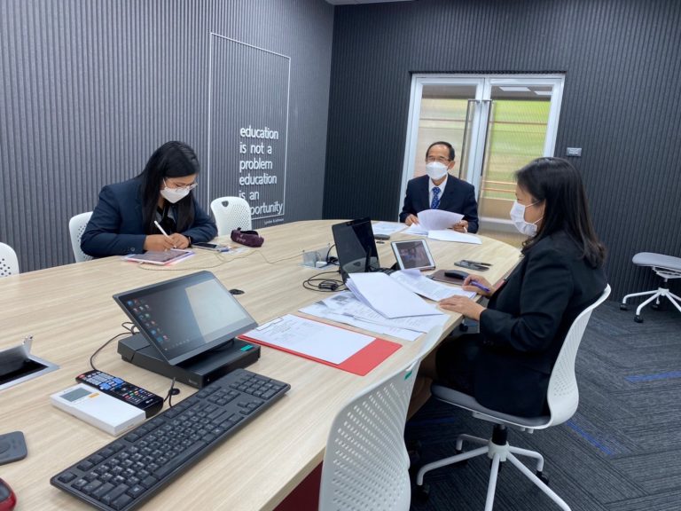 ผศ.ดร.วีณัฐ สกุลหอม คณบดีคณะครุศาสตร์ พร้อมด้วย รศ.ดร.ชนะศึก นิชานนท์ รองอธิการบดีฝ่ายวิจัยและพัฒนาการศึกษา และ ดร.สิทธิพร เอี่ยมเสน ผู้อำนวยการโรงเรียนสาธิตละอออุทิศ  กล่าวต้อนรับและเปิดการประชุมการวิพากษ์หลักสูตรประกาศนียบัตรบัณฑิตวิชาชีพครู หลักสูตรใหม่ พ.ศ. 2565