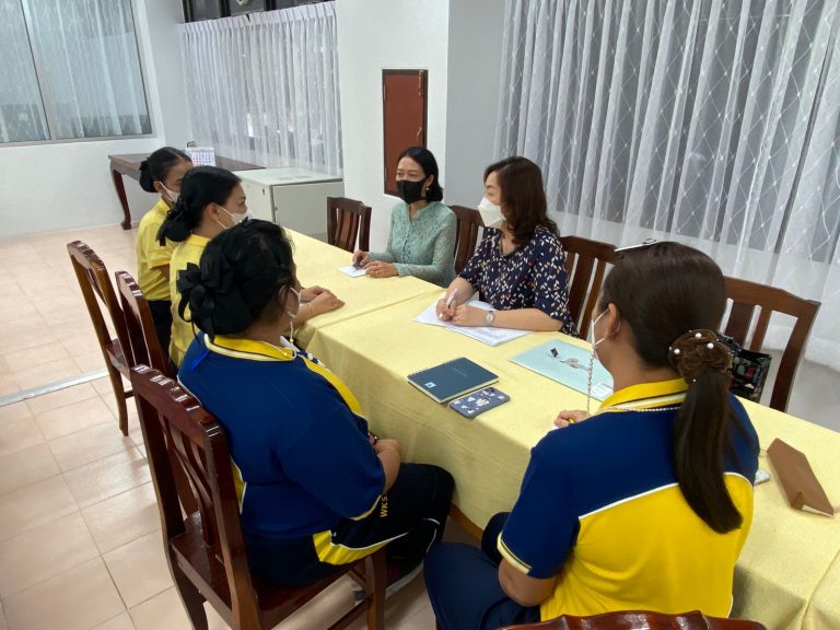 ดร.ปุณยวีร์ จิโรภาสวรพงศ์ ประธานหลักสูตรศึกษาศาสตรบัณฑิต สาขาวิชาการศึกษาปฐมวัย และผศ.พรรัก อินทามระ หัวหน้าฝ่ายวิชาการหลักสูตร, นำคณาจารย์ผู้จัดทำคู่มือครูและแผนการจัดประสบการณ์ฯ ระดับปฐมวัย  ของมูลนิธิศึกษาทางไกลผ่านดาวเทียม (DLTV)