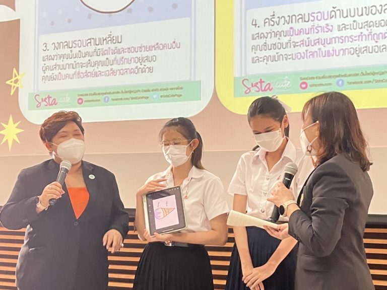 ผู้ช่วยศาสตราจารย์นิศารัตน์ อิสระมโนรส รองคณบดีฝ่ายวิชาการและการประกันคุณภาพ คณะครุศาสตร์ และผู้ช่วยศาสตราจารย์ ดร.เอื้ออารี จันทร หัวหน้าฝ่ายพัฒนาระบบการเรียนรู้