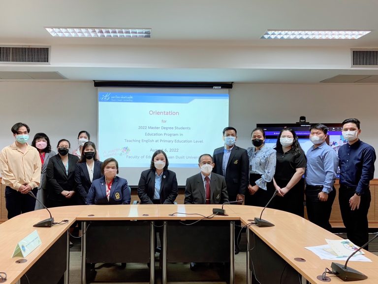 ผศ.ดร.วีณัฐ สกุลหอม คณบดีคณะครุศาสตร์ พร้อมด้วย ผศ.ดร.อาภาศิริ สุวรรณานนท์ คณบดีบัณฑิตวิทยาลัย และ ดร.สิทธิพร เอี่ยมเสน ประธานหลักสูตร กล่าวต้อนรับนักศึกษาและดำเนินกิจกรรมปฐมนิเทศนักศึกษาระดับบัณฑิตศึกษา หลักสูตรศึกษาศาสตรมหาบัณฑิต สาขาวิชาการสอนภาษาอังกฤษระดับประถมศึกษา