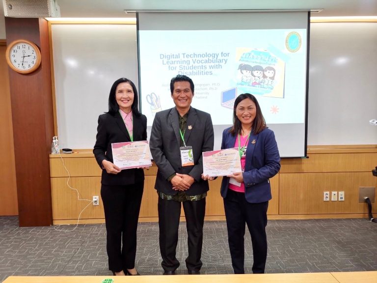 ผศ.ดร.กรรวิภาร์ หงษ์งาม และ ผศ.ดร.เกยูร วงศ์ก้อม บุคลากรคณะครุศาสตร์ มหาวิทยาลัยสวนดุสิต นำเสนอผลงานภายใต้ชื่อชุดโครงการวิจัย “นวัตกรรมและเทคโนโลยีด้านดิจิทัลเพื่อการเรียนรู้และการสื่อสารของคนพิการ”