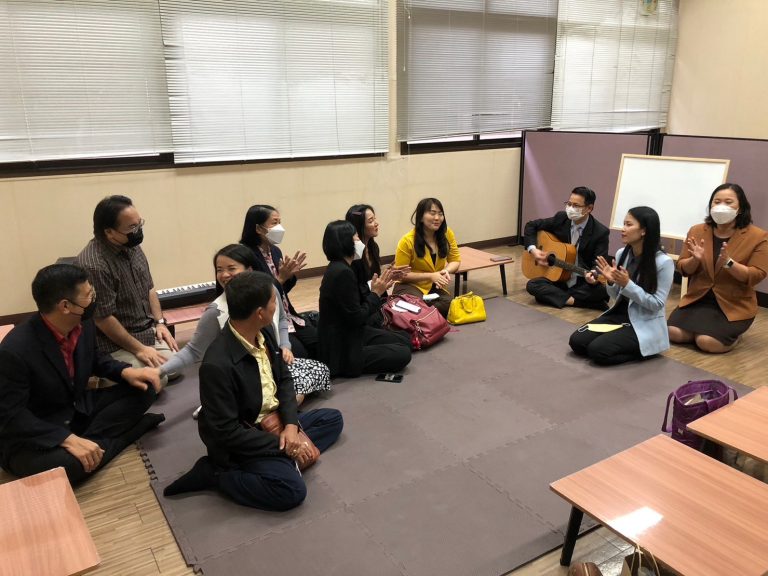 ผศ.ดร.วีณัฐ สกุลหอม คณบดีคณะครุศาสตร์ และผศ.อัษฎา พลอยโสภณ รองคณบดีฝ่ายบริหารฯ คณะครุศาสตร์ ให้การต้อนรับ คณะนักศึกษาหลักสูตรศึกษาศาสตร์ดุษฎีบัณฑิต สาขาวิชาภาวะผู้นำทางการศึกษา