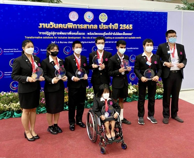 นางสาววรินภรณ์ ทองจำนงค์ นักศึกษาที่บกพร่องทางการได้ยิน มหาวิทยาลัยสวนดุสิต ตัวแทนคนพิการของประเทศไทย เข้าร่วมการแข่งขัน Global IT Challenge  for Youth with Disabilities