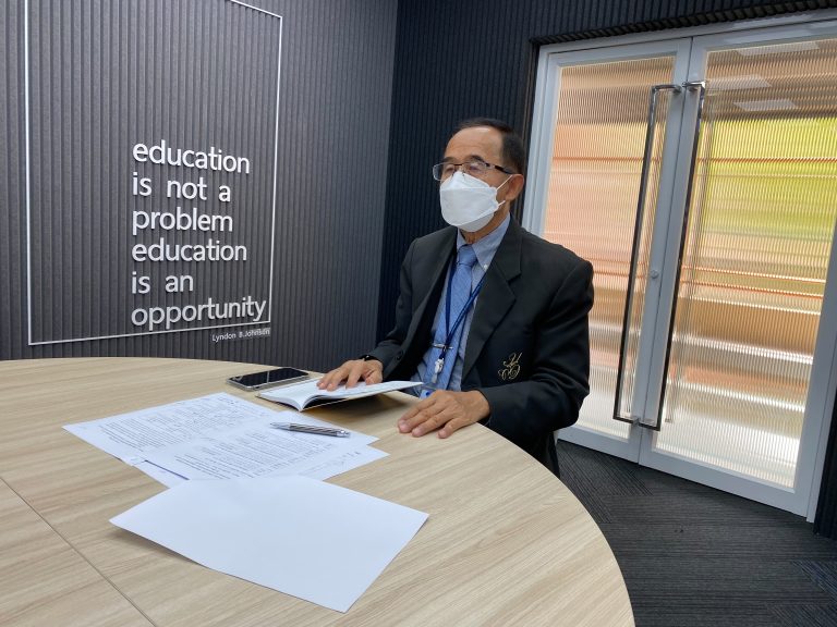 ดร.สิทธิพร เอี่ยมเสน ประธานคณะกรรมการบริหารหลักสูตรศึกษาศาสตรมหาบัณฑิต สาขาวิชาการสอนภาษาอังกฤษระดับประถมศึกษา ดำเนินการประชุมคณะกรรมการบริหารหลักสูตรฯ