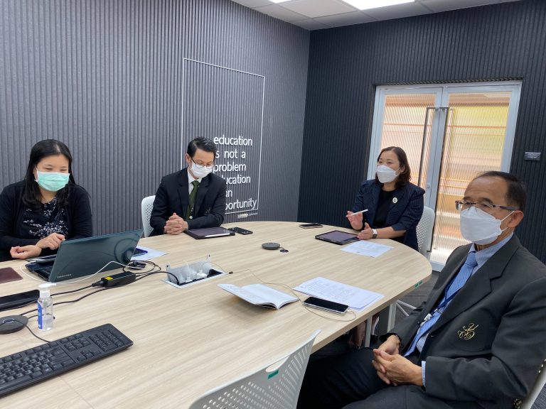 ผู้ช่วยศาสตราจารย์ ดร.วีณัฐ สกุลหอม คณบดีคณะครุศาสตร์ เป็นประธานการประชุมคณะกรรมการดำเนินงานหลักสูตรประกาศนียบัตรบัณฑิตวิชาชีพครู