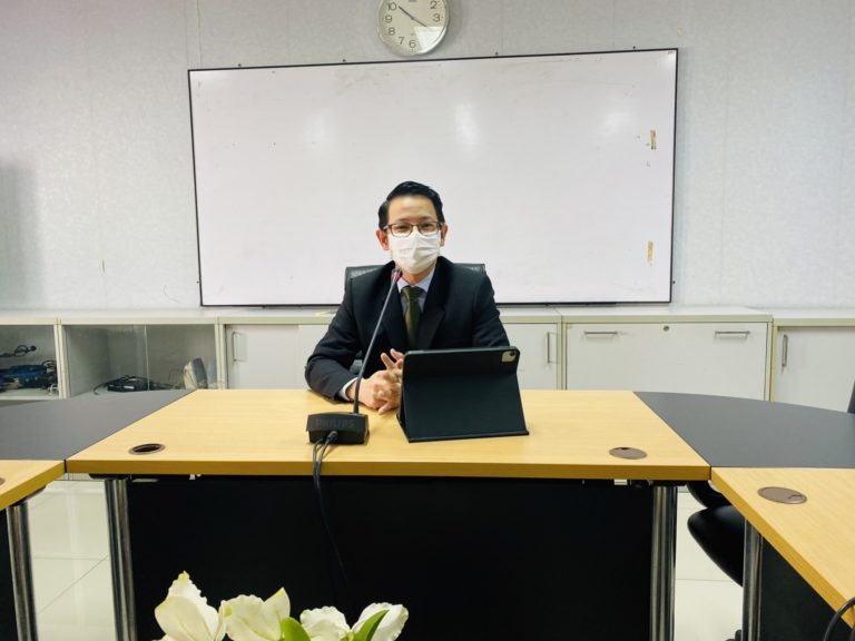 ผู้ช่วยศาสตราจารย์อัษฎา พลอยโสภณ รองคณบดีฝ่ายบริหารและกิจการนักศึกษา คณะครุศาสตร์ มหาวิทยาลัยสวนดุสิต เป็นประธานการประชุมสำนักงานคณะครุศาสตร์