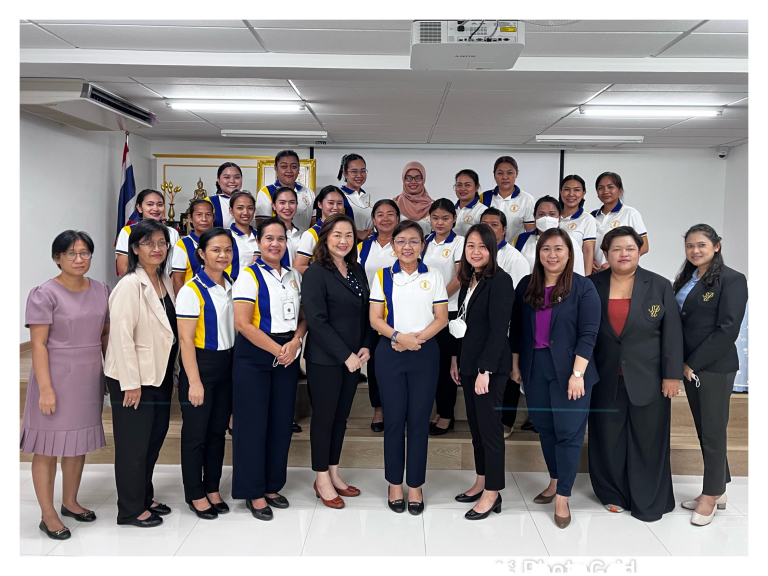 ผศ.นิศารัตน์ อิสระมโนรส รองคณบดีฝ่ายวิชาการ คณะครุศาสตร์นำคณาจารย์ในหลักสูตรฯไปจัดอบรมให้กับครูต้นทาง ของมูลนิธิศึกษาทางไกลผ่านดาวเทียม (DLTV)