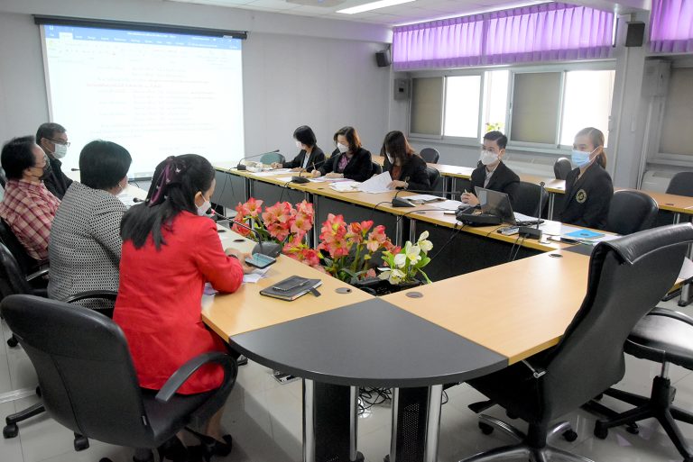 ผู้ช่วยศาสตราจารย์นิศารัตน์ อิสระมโนรส รองคณบดีฝ่ายวิชาการ ดร.ปุณยาวีร์ จิโรภาสวรพงษ์ ประธานหลักสูตรศึกษาศาสตรบัณฑิต สาขาวิชาการศึกษาปฐมวัย   และผู้ช่วยศาสตราจารย์ ดร.กัลยา ชนะภัย ประธานหลักสูตรศึกษาศาสตรบัณฑิต สาขาวิชาการประถมศึกษาเข้าร่วมการประชุมหารือ เรื่อง กำหนดเปิด – ปิดภาคเรียนการศึกษาและกำหนดการรายงานตัวของหลักสูตรศึกษาศาสตร์บัณฑิตทั้งหมด