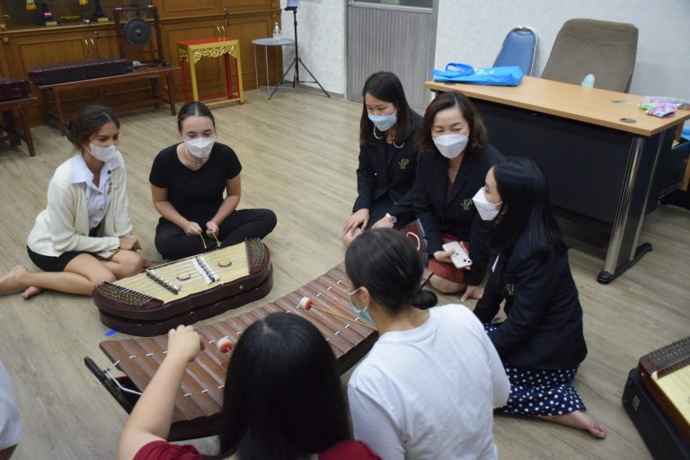 คณะครุศาสตร์ มหาวิทยาลัยสวนดุสิต ร่วมกับโรงเรียนสาธิตละอออุทิศ จัดโครงการแลกเปลี่ยนเรียนรู้ด้านการศึกษาและวัฒนธรรมไทย-อังกฤษ  ปีที่ 5