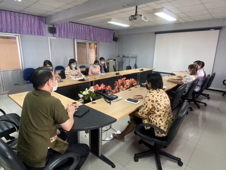 ผู้ช่วยศาสตราจารย์อัษฎา พลอยโสภณ รองคณบดีฝ่ายบริหารและกิจการนักศึกษา คณะครุศาสตร์ มหาวิทยาลัยสวนดุสิต เป็นประธานการประชุมสำนักงานคณะครุศาสตร์