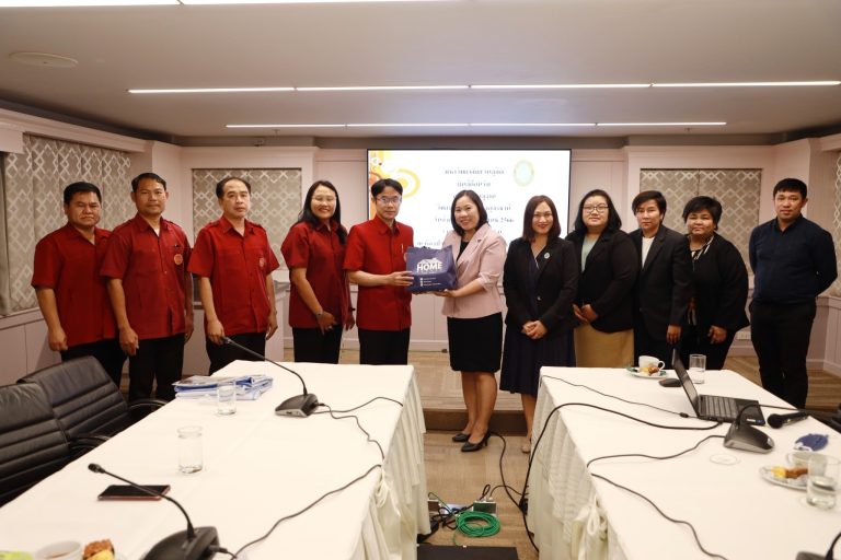 ผู้ช่วยศาสตราจารย์ ดร.วีณัฐ สกุลหอม คณบดีคณะครุศาสตร์ กล่าวต้อนรับคณะศึกษาดูงานจากวิทยาลัยสารพัดช่างอุดรธานี ศึกษาดูงานมหาวิทยาลัยสวนดุสิต