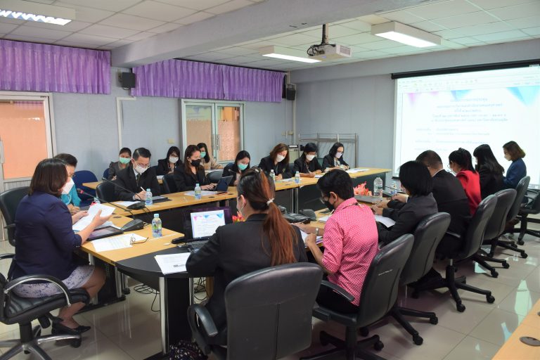 ผู้ช่วยศาสตราจารย์ ดร.วีณัฐ สกุลหอม คณบดีคณะครุศาสตร์ มหาวิทยาลัยสวนดุสิต เป็นประธานการประชุมคณะกรรมการบริหารและดำเนินงานคณะครุศาสตร์ ครั้งที่ 2(20)/2566 โ