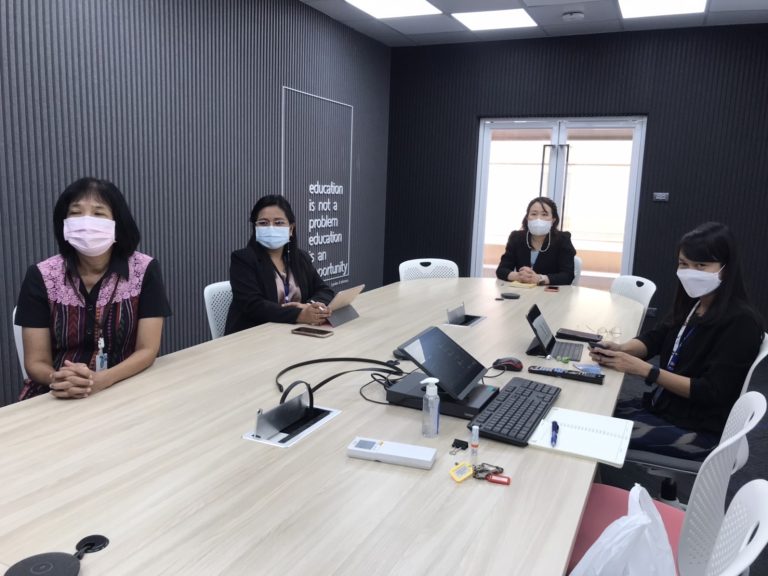 ผู้ช่วยศาสตราจารย์นิศารัตน์ อิสระมโนรส รองคณบดีฝ่ายวิชาการ คณะครุศาสตร์ มหาวิทยาลัยสวนดุสิต เป็นประธานการประชุมคณะกรรมการกลั่นกรองข้อสอบภาคเรียนที่ 2 ปีการศึกษา 2565