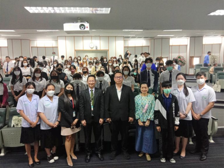 ผศ.อัษฎา พลอยโสภณ รองคณบดีฝ่ายบริหาร และกิจการนักศึกษา และทีมงานจากศูนย์ การให้คำปรึกษาเชิงจิตวิทยา SDU Wellness Center คณะครุศาสตร์ร่วมเป็นวิทยากรบรรยายในหัวข้อ “Vaccineใจ มีไว้ไม่ SAD บ่อย