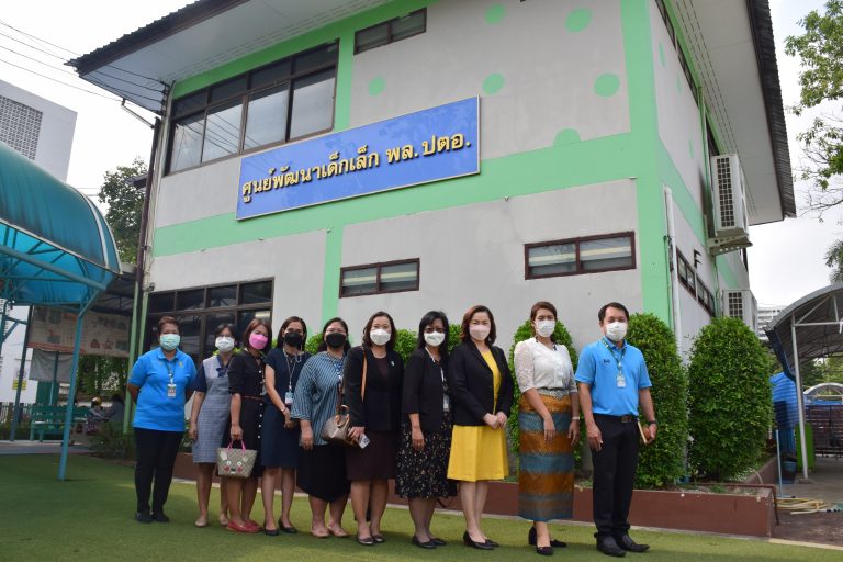 ผศ.ดร.วีณัฏฐ์ สกุลหอม คณบดีคณะครุศาสตร์ ผศ.ศศิพันธุ์ เปี๊ยนเปี่ยมสินธุ์ ผู้ช่วยคณบดี อาจารย์ ดร.ปุณยวีร์ จิโรภาสวรพงศ์ ประธานหลักสูตรศึกษาศาสตรบัณฑิต สาขาวิชาการศึกษาปฐมวัย และผศ.พรรัก อินทามระ หัวหน้าฝ่ายวิชาการหลักสูตรฯ พร้อมด้วยคณาจารย์ในหลักสูตรฯ ลงพื้นที่ศูนย์พัฒนาเด็กก่อนวัยเรียน พล ปตอ.ประจำพื้นที่เกียกกาย เ