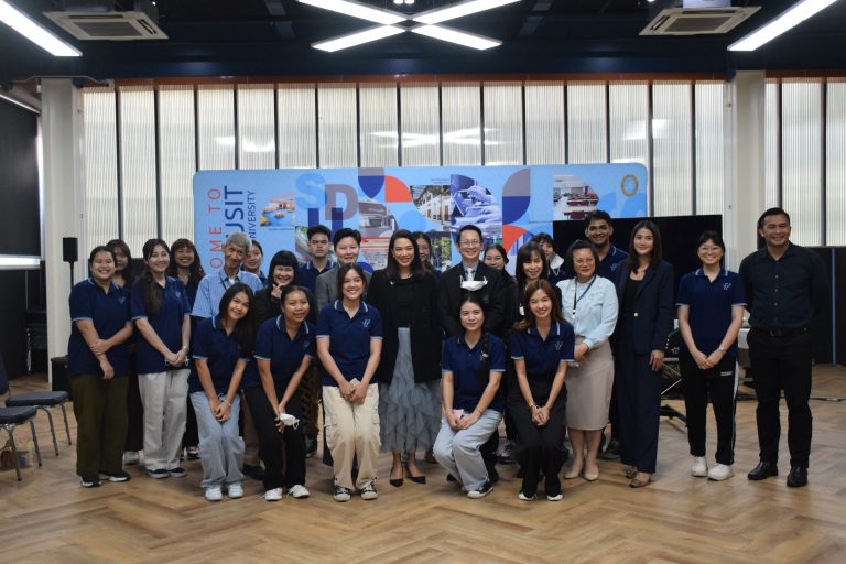 ผู้ช่วยศาสตราจารย์ ดร.พิมพ์มาดา วิชาศิลป์ คณบดีโรงเรียนการท่องเที่ยวและการบริการ กล่าวเปิดกิจกรรม ความร่วมมือระหว่าง คณะครุศาสตร์ และโรงเรียนการท่องเที่ยวและบริการจัดอบรมในหัวข้อ “รทบ. สุขภาพดี  จิตเบิกบาน สำราญใจ”