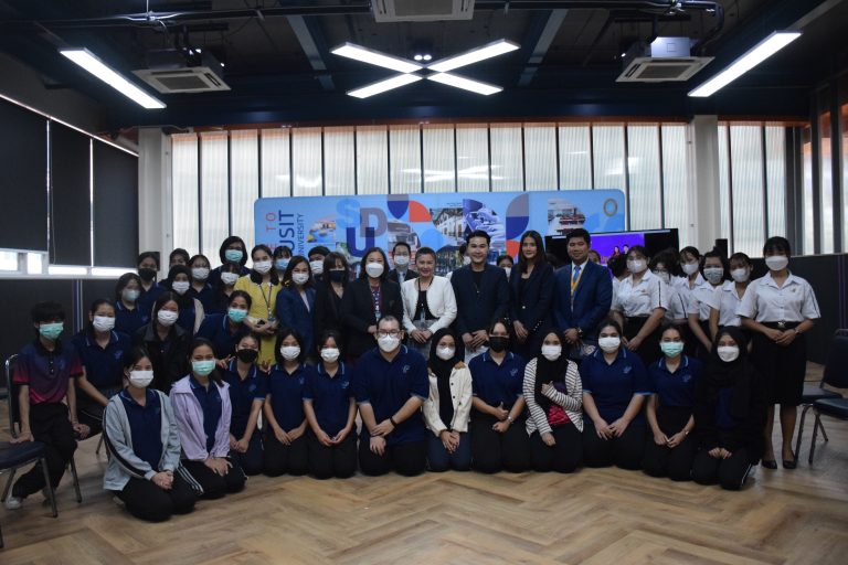 ผู้ช่วยศาสตราจารย์ ดร.วีณัฐ สกุลหอม คณบดีคณะครุศาสตร์ กล่าวเปิด กิจกรรม ความร่วมมือระหว่าง คณะครุศาสตร์ และโรงเรียนการท่องเที่ยวและบริการจัดอบรมในหัวข้อ “กิจกรรมพัฒนาบุคลิกภาพนักศึกษา”