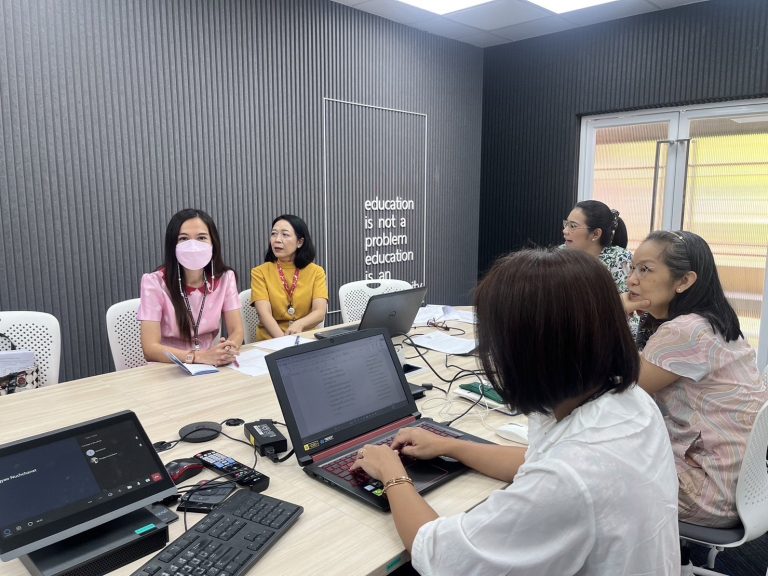 อาจารย์ ดร.สิรธัมม์ อุดมธรรมานุภาพ อาจารย์คณะครุศาสตร์ มหาวิทยาลัยสวนดุสิต เป็นประธานในการประชุมเพื่อเตรียมและดำเนินการขอเสนอปรับปรุงหลักสูตรศึกษาศาสตรบัณฑิต สาขาวิชาการศึกษาปฐมวัย หลักสูตรปรับปรุง 2567