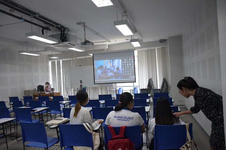 อาจารย์ ดร.สิรธัมม์ อุดมธรรมานุภาพ ฝ่ายงานวิเทศสัมพันธ์และการพัฒนาภาษาอังกฤษ เป็นประธานเปิดการอบรมเตรียมความพร้อมสำหรับการสอบวัดระดับภาษาอังกฤษ TOEIC