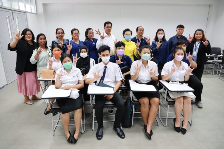 ดร.วีณัฐ สกุลหอม คณบดีคณะครุศาสตร์ และ ดร.มลิวัลย์ ธรรมแสง ประธานหลักสูตรประกาศนียบัตรบัณฑิต สาขาล่ามภาษามือ ต้อนรับคณะศึกษาดูงานจากโรงเรียนการศึกษาพิเศษ เมืองกำปงจาม ประเทศกัมพูชา