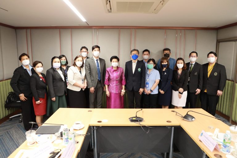 รองศาสตราจารย์พัชรี สวนแก้ว รองอธิบดีฝ่ายกิจการนักศึกษา มหาวิทยาลัยสวนดุสิต เป็นประธานการประชุมการติดตามผลและพัฒนาขับเคลื่อน การดำเนินงานดูแลช่วยเหลือนักศึกษาในมหาวิทยาลัย