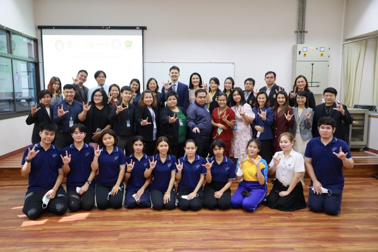 รศ.ดร. ชนะศึก นิชานนท์ รองอธิการบดีฝ่ายวิจัยและพัฒนาการศึกษา เป็นประธานกล่าวเปิดโครงการอบรมเชิงปฏิบัติการ การนวดแผนไทยสร้างอาชีพสำหรับนักศึกษาพิการและนักศึกษาด้อยโอกาส