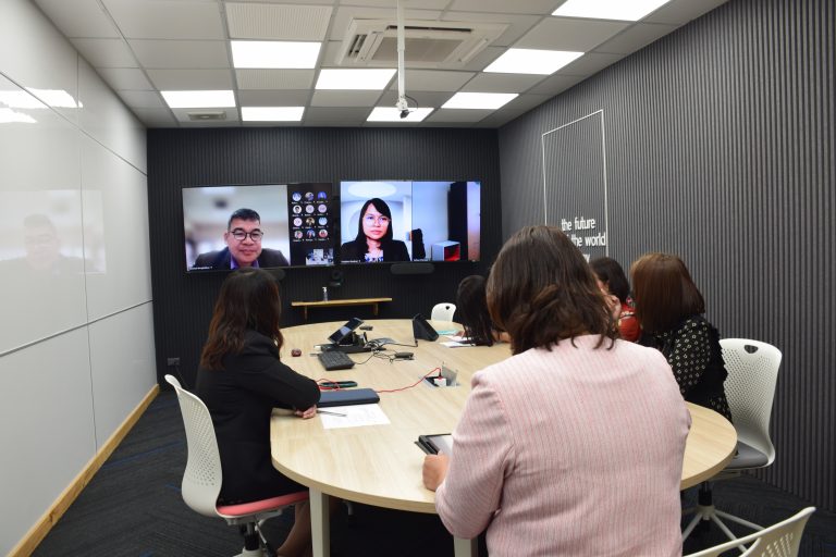 ผู้ช่วยศาสตราจารย์ ดร.วีณัฐ สกุลหอม คณบดีคณะครุศาสตร์ มหาวิทยาลัยสวนดุสิต เป็นประธานการประชุมการติดตามความก้าวหน้าของการพัฒนาหลักสูตรฯ ประจำปีการศึกษา 2566 ครั้งที่ 2
