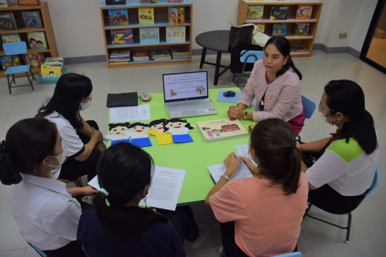 อาจารย์ ดร.จุฬินฑิพา นพคุณ อาจารย์ประจำหลักสูตรศึกษาศาสตรบัณฑิต สาขาวิชาการศึกษาปฐมวัย เป็นวิทยากรโครงการอบรม “การใช้ชุดนิทานกาพย์ฉบัง 16 สองภาษาในห้องเรียนมอนเตสซอรี่เพื่อส่งเสริมคุณธรรมจริยธรรมของเด็กปฐมวัย”