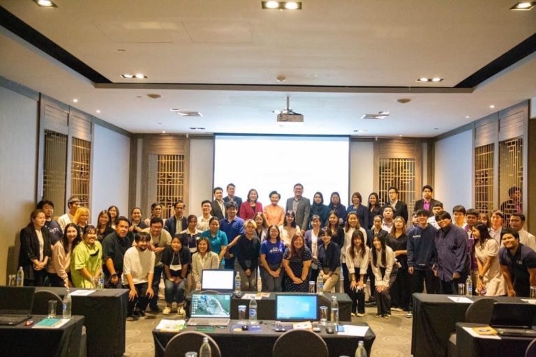 ผู้ช่วยศาสตราจารย์ ดร.วีณัฐ สกุลหอม คณบดีคณะครุศาสตร์ และอาจารย์ ดร.มะลิวัลย์ ธรรมแสง ประธานหลักสูตรประกาศนียบัตรบัณฑิต สาขาวิชาล่ามภาษามือ ได้รับเกียรติเป็นวิทยากร