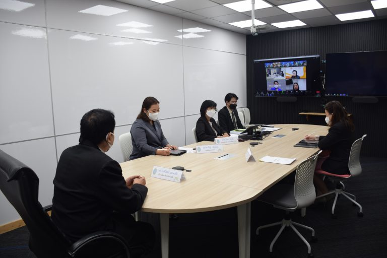 รศ.ดร.ศิโรจน์ ผลพันธิน อธิการบดีมหาวิทยาลัยสวนดุสิต พร้อมด้วย ดร.สุวมาลย์ ม่วงประเสริฐ รองอธิการบดีฝ่ายวิชาการ และ ผศ.ดร.วีณัฐ สกุลหอม คณบดีคณะครุศาสตร์  กล่าวต้อนรับและเปิดการประชุมการวิพากษ์หลักสูตรศึกษาศาสตรบัณฑิต สาขาวิชาการประถมศึกษา หลักสูตรปรับปรุง พ.ศ. 2567