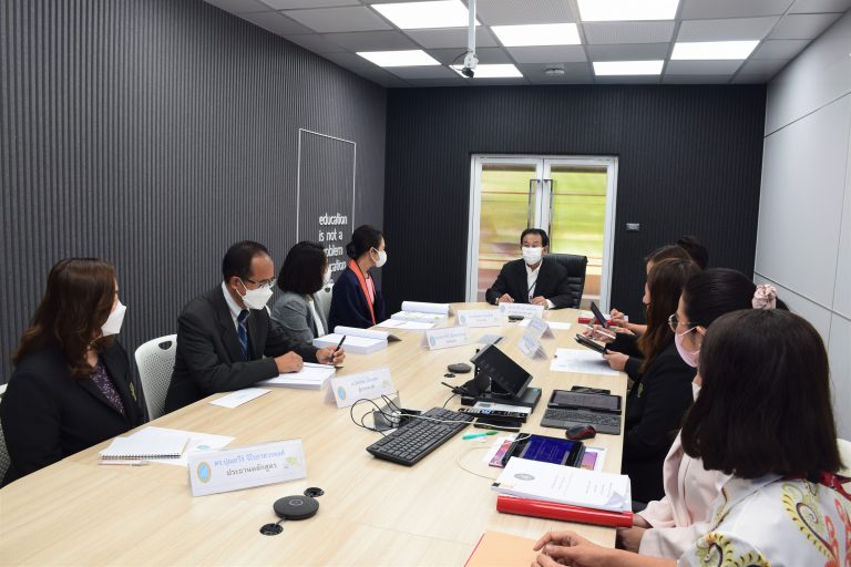 รองศาสตราจารย์ ดร.ศิโรจน์ ผลพันธิน อธิการบดีมหาวิทยาลัยสวนดุสิต พร้อมด้วย ดร.สุวมาลย์ ม่วงประเสริฐ รองอธิการบดีฝ่ายวิชาการ และ ผู้ช่วยศาสตราจารย์ ดร.วีณัฐ สกุลหอม คณบดีคณะครุศาสตร์  กล่าวต้อนรับและเปิดการประชุมการวิพากษ์หลักสูตรศึกษาศาสตรบัณฑิต สาขาวิชาการประถมศึกษา หลักสูตรปรับปรุง พ.ศ. 2567