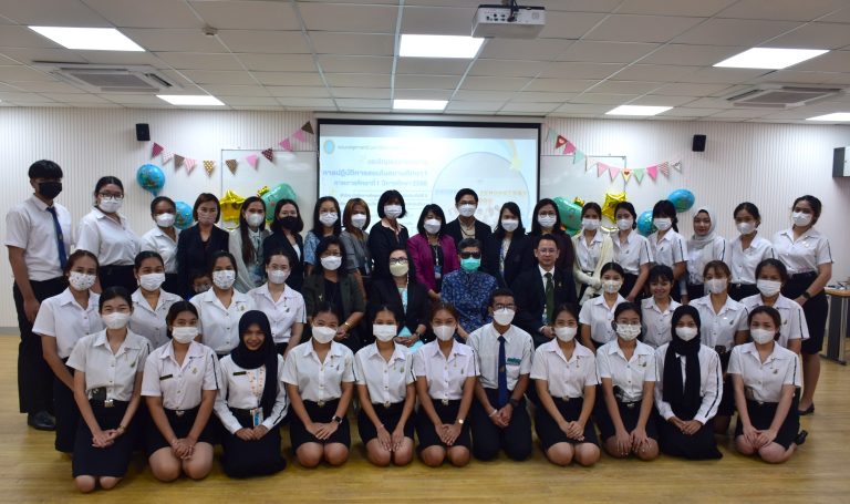 ผศ.อัษฎา พลอยโสภณ รองคณบดีฝ่ายบริหารและกิจการนักศึกษา คณะครุศาสตร์ เป็นประธานเปิดงานนิทรรศการ “การปฏิบัติการสอนในสถานศึกษา 1” ภาคการศึกษาที่ 1 ปีการศึกษา 2566