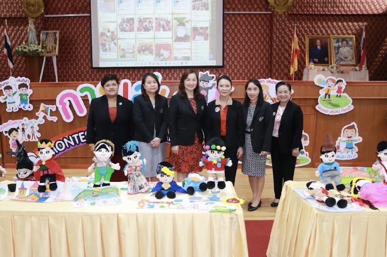 ผู้ช่วยศาสตราจารย์นิศารัตน์ อิสระมโนรส รองคณบดีฝ่ายวิชาการ พร้อมด้วยดร.ปุณยวีร์ จิโรภาสวรพงศ์ ประธานหลักสูตร ศษ.บ. สาขาวิชาการศึกษาปฐมวัยไปเป็นวิทยากรให้ความรู้และจัดอบรมเชิงปฏิบัติการในหัวข้อ “การเล่น เพื่อการเรียนรู้ของเด็กปฐมวัย”