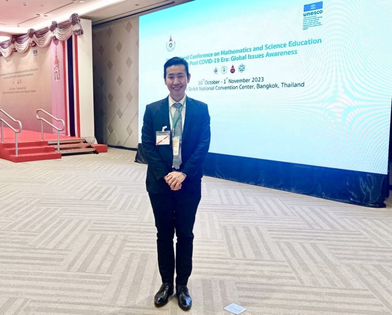 ดร.อนุชา แข่งขัน อาจารย์ประจำคณะครุศาสตร์ มหาวิทยาลัยสวนดุสิต ปฏิบัติหน้าที่คณะกรรมการจัดทำข้อมูลภาคภาษาอังกฤษ ร่วมเฝ้ารับเสด็จฯ สมเด็จพระกนิษฐาธิราชเจ้า กรมสมเด็จพระเทพรัตนราชสุดาฯ สยามบรมราชกุมารี ใน