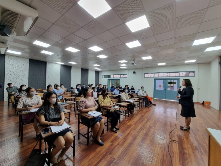 ผศ.ดร.วีณัฐ สกุลหอม คณบดีคณะครุศาสตร์ กล่าวต้อนรับนักศึกษาใหม่ ปีการศึกษา 2566 การปฐมนิเทศนักศึกษาระดับบัณฑิตศึกษา หลักสูตรประกาศนียบัตรบัณทิตวิชาชีพครู (หลักสูตรใหม่ พ.ศ. 2565) รุ่นที่ 2