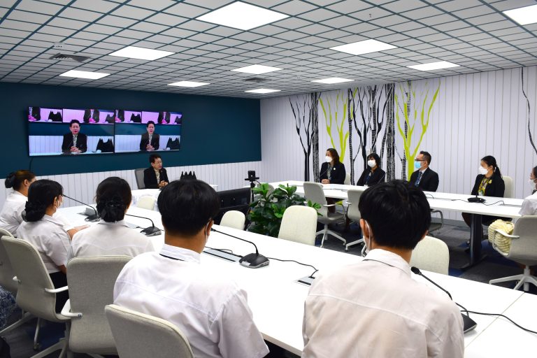 วันจันทร์ที่ 20 พฤศจิกายน 2566 เวลา 09.00-10.00 น. สำนักวิทยบริการและเทคโนโลยีสารสนเทศ ต้อนรับคณะศึกษาดูงานจากโครงการ Resource-Based Learning Journey 2023 ศูนย์การศึกษาลำปาง นำคณาจารย์และนักศึกษาหลักสูตรวิชาการประถมศึกษาชั้นปีที่ 3  เยี่ยมชมอาคาร ONE WORLD LIBRARY