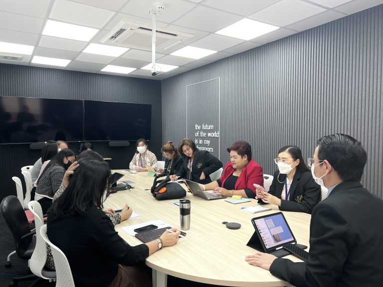 ผู้ช่วยศาสตราจารย์อัษฏา พลอยโสภณ รองคณบดีฝ่ายบริหารและกิจการนักศึกษา คณะครุศาสตร์ เป็นประธานการประชุมติดตามความก้าวหน้าและสนับสนุนการดำเนินงานโครงการสหกิจศึกษา