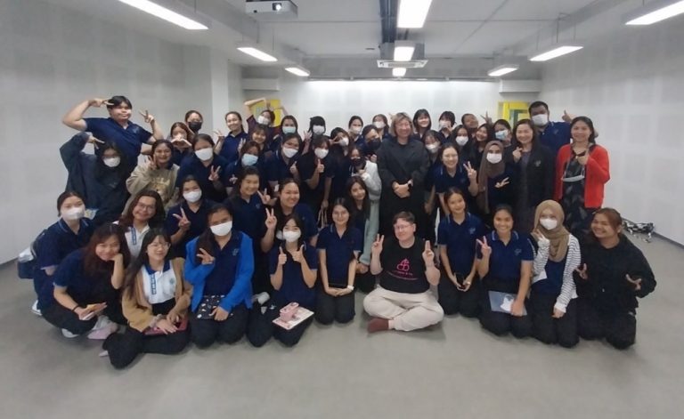 หลักสูตรศึกษาศาสตรบัณฑิต สาขาวิชาการศึกษาปฐมวัย คณะครุศาสตร์ ได้เชิญอาจารย์ญาณี เหล่าวิริยะรัตน์ ลาฟฟึ่น มาเป็นวิทยากรบรรยายในหัวข้อ  “การออกแบบกิจกรรมภาษาอังกฤษสำหรับเด็กปฐมวัย”