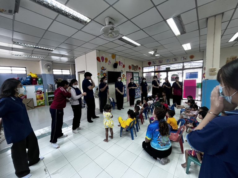 วันพุธที่ 29 พ.ย. 2566 อาจารย์ดร.ปุณยวีร์ จิโรภาสวรพงศ์ และผศ.พรรัก อินทามระ นำนักศึกษาหลักสูตรศษ.บ. สาขาวิชาการศึกษาปฐมวัยชั้นปีที่ 3 ไปศึกษาสังเกตศพด.พล.ปตอ.พื้นที่เกียกกาย เขตดุสิต