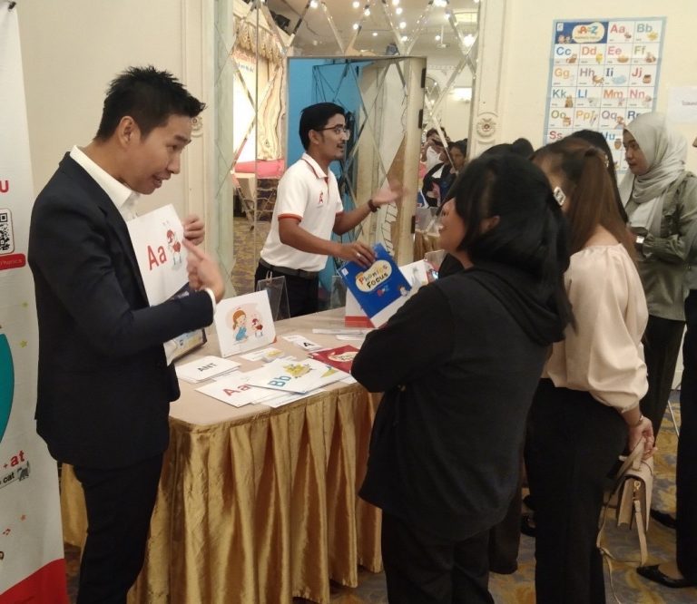 ดร.อนุชา แข่งขัน อาจารย์ประจำคณะครุศาสตร์ มหาวิทยาลัยสวนดุสิต เป็นวิทยากรโครงการอบรมเชิงปฏิบัติการ หลักสูตร “TOP TIPS TO TEACH LANGUAGE EFFECTIVLY”