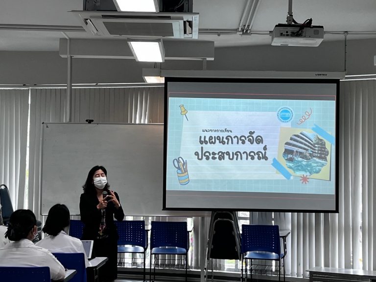 อาจารย์ ดร.ปุณยวีร์ จิโรภาสวรพงศ์ และอาจารย์ ดร.ศิริ ชะระอ่ำ อาจารย์ผู้สอนรายวิชาภาษาอังกฤษในชั้นเรียนปฐมวัย หลักสูตรศษ.บ. สาขาวิชาการศึกษาปฐมวัย ได้เชิญคุณครูอุไรวรรณ โชติชุษณะ และคุณครูสาริณี ทิศกระโทก ฝ่ายวิชาการระดับปฐมวัย โรงเรียนสาธิตละอออุทิศ มาเป็นวิทยากรในหัวข้อ “การเขียนแผนการจัดประสบการณ์ฯ ในแบบละอออุทิศ“