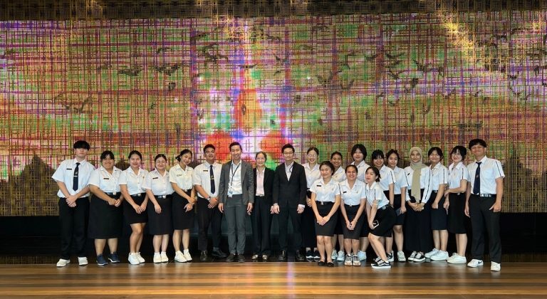 ผู้ช่วยศาสตราจารย์ ดร.ชนินทร์ ฐิติเพชรกุล ดร.นงคราญ สุขเวชชวรกิจ และ ดร.อนุชา แข่งขัน อาจารย์ประจำคณะครุศาสตร์ มหาวิทยาลัยสวนดุสิต นำนักศึกษาหลักสูตรศึกษาศาสตรบัณฑิต สาขาวิชาการประถมศึกษา วิชาโทภาษาอังกฤษ ชั้นปีที่ 3 จำนวน 18 คน  เข้าชมนิทรรศการรัตนโกสินทร์และรับฟังการบรรยายภาคภาษาอังกฤษ