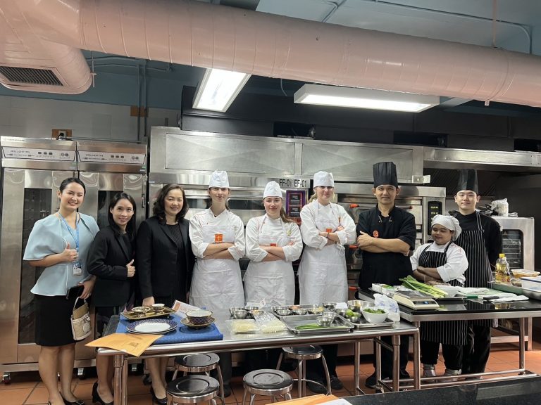 เมื่อวันพฤหัสบดีที่ 25 มกราคม 2567 เวลา 9.00 – 12.00 น. ผศ.ดร.วีณัฐ สกุลหอม คณบดี ดร.ปุณยวีร์ จิโรภาสวรพงศ์ ผู้ช่วยคณบดี และผศ.ดร.พรชุลี ลังกา หัวหน้าฝ่ายบริการวิชาการและพัฒนาเครือข่าย คณะครุศาสตร์ นำนักศึกษาสาขาวิชาการศึกษาปฐมวัย  ในโครงการแลกเปลี่ยนจาก Liverpool John Moores University