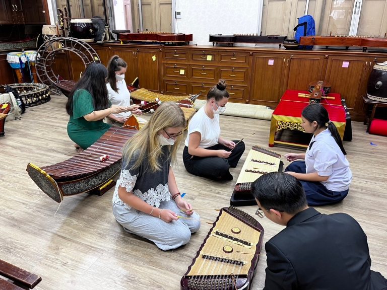 ผศ.ดร.วีณัฐ สกุลหอม คณบดี ดร.ปุณยวีร์ จิโรภาสวรพงศ์ ผู้ช่วยคณบดี และผศ.ดร.พรชุลี ลังกา หัวหน้าฝ่ายบริการวิชาการและพัฒนาเครือข่าย คณะครุศาสตร์ นำนักศึกษาสาขาวิชาการศึกษาปฐมวัย ในโครงการแลกเปลี่ยนจาก Liverpool John Moores University